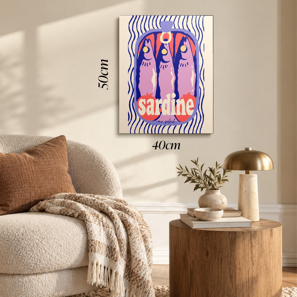 Toile Sardine au Soleil accrochée dans un salon au-dessus d’un canapé, avec ses cotes 40 × 50 cm