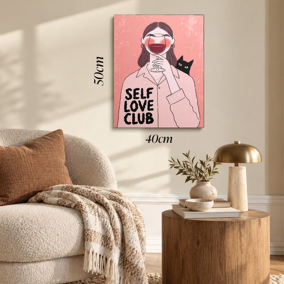 Toile Self Love Club accrochée dans un salon au-dessus d’un canapé, avec ses cotes 40 × 50 cm