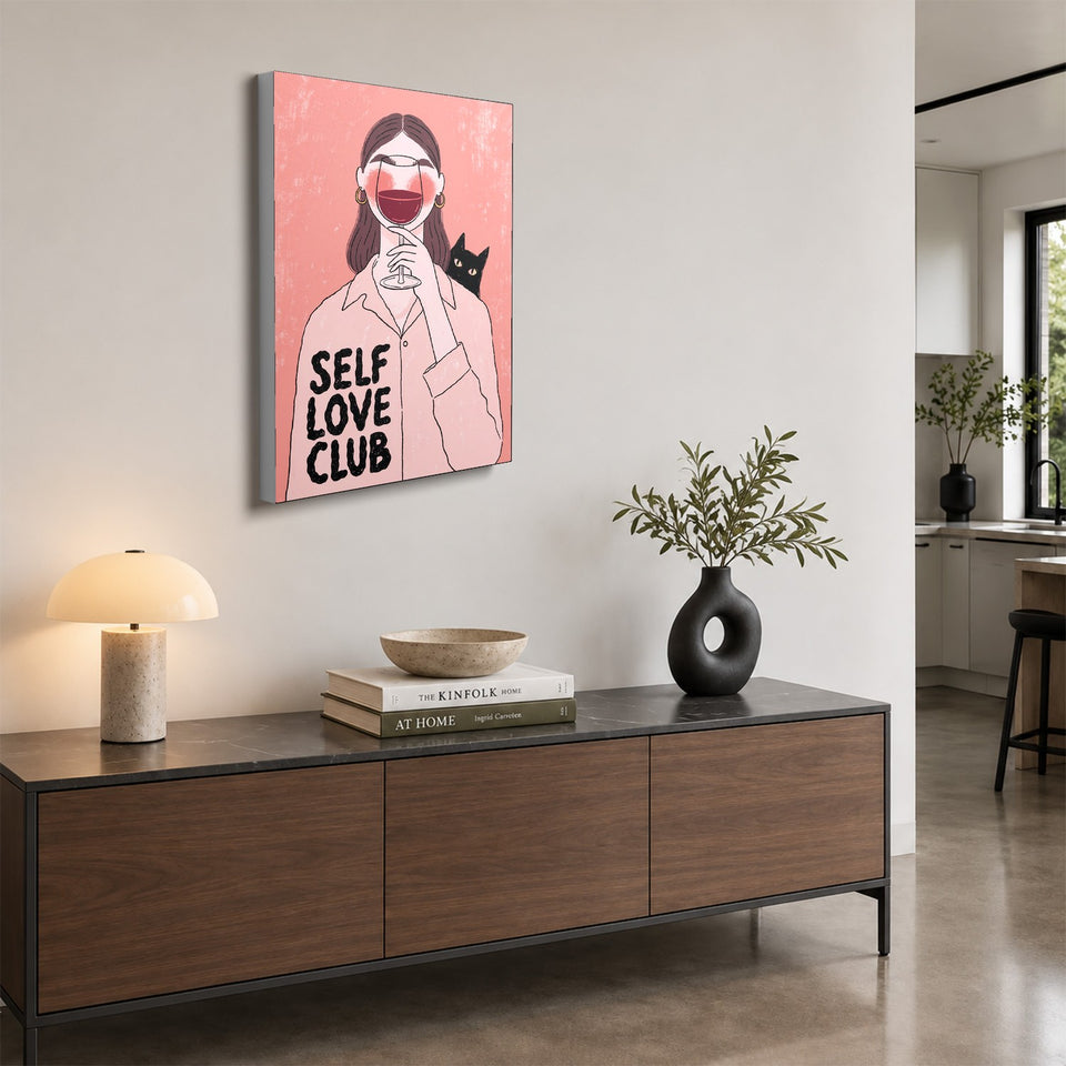 Toile Self Love Club accrochée au-dessus d’un buffet en noyer