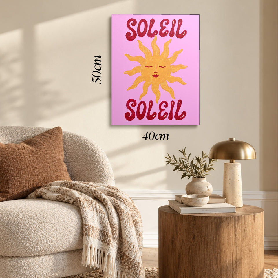 Toile Soleil Soleil accrochée dans un salon au-dessus d’un canapé, avec ses cotes 40 × 50 cm