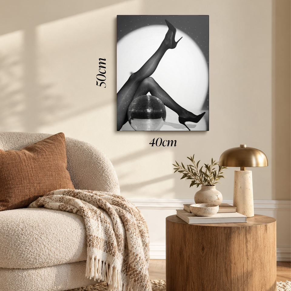Toile Spotlight accrochée dans un salon au-dessus d’un canapé, avec ses cotes 40 × 50 cm