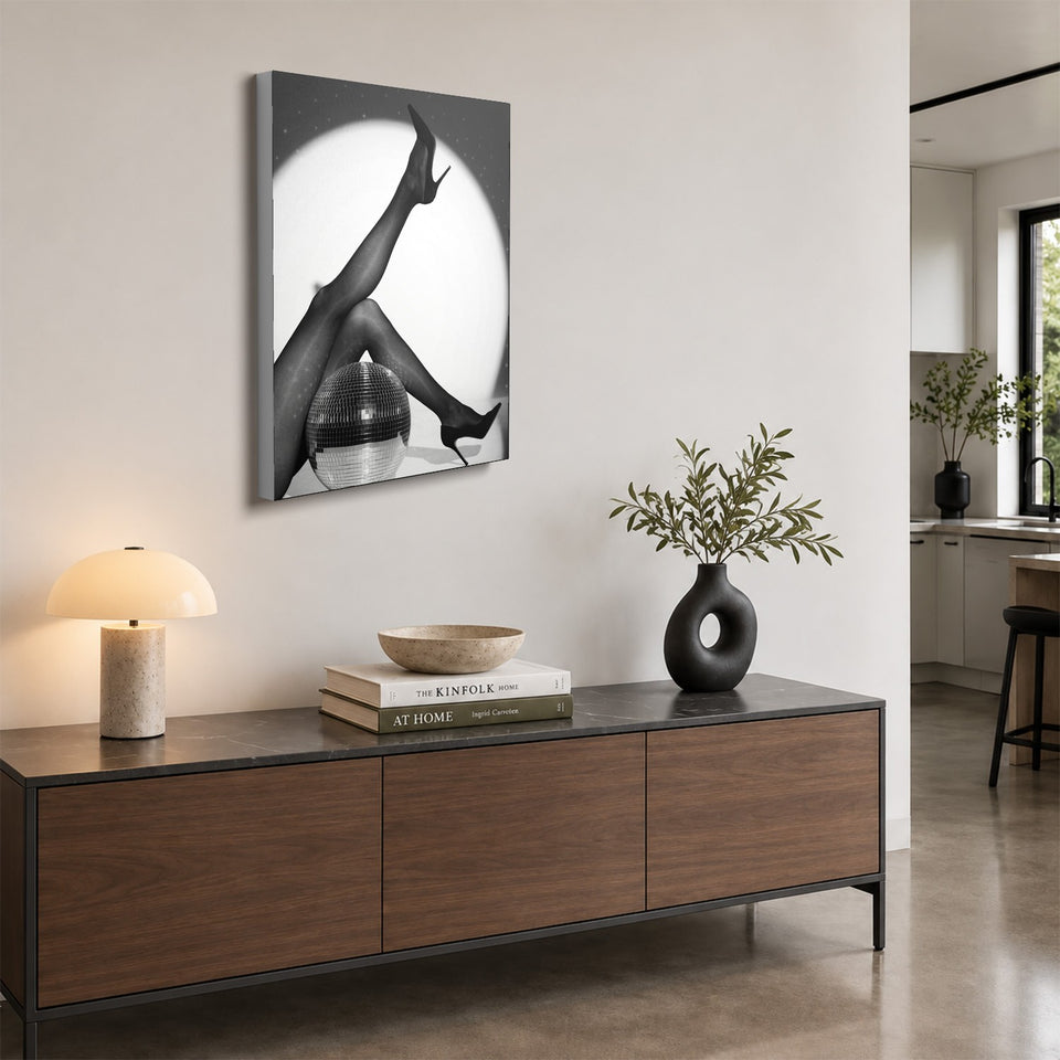 Toile Spotlight accrochée au-dessus d’un buffet en noyer