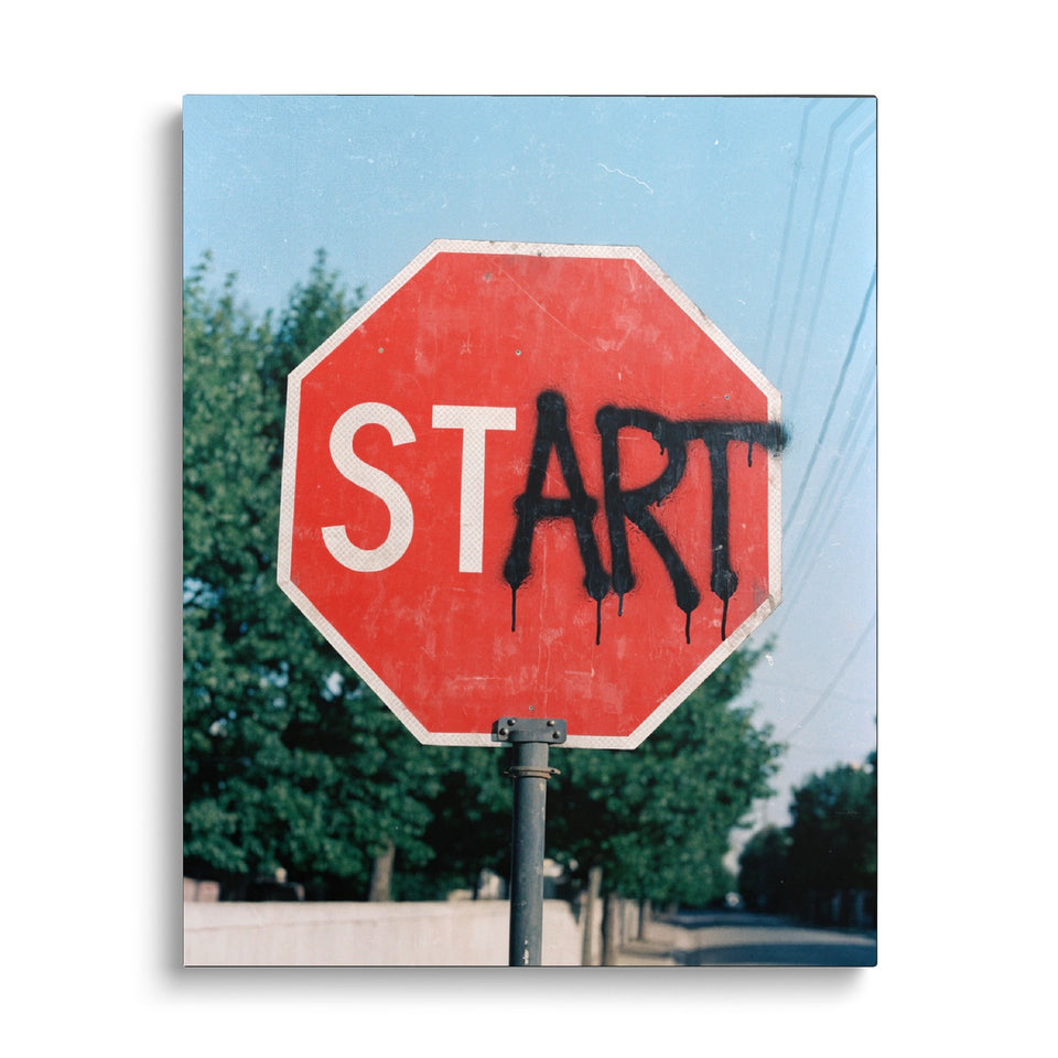 Toile Start vue de face sur fond blanc : photographie d’un panneau stop rouge dont les lettres sont détournées à la bombe pour former « Start »