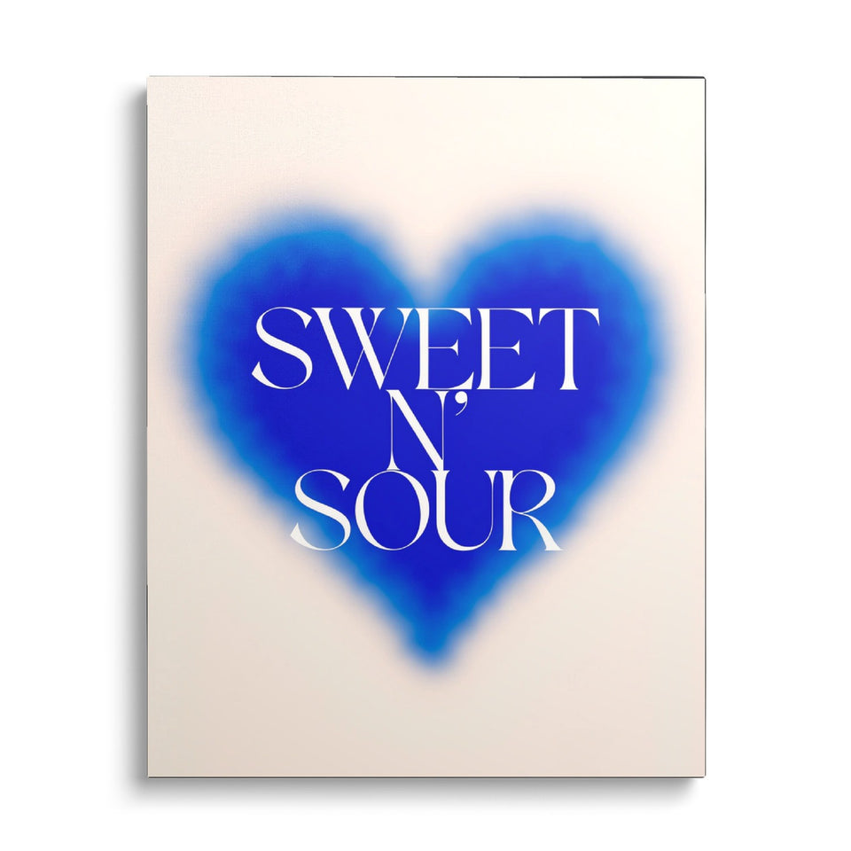 Toile Sweet N’ Sour vue de face sur fond blanc : cœur bleu aux contours flous portant les mots « Sweet n’ sour » en lettres blanches, sur fond crème