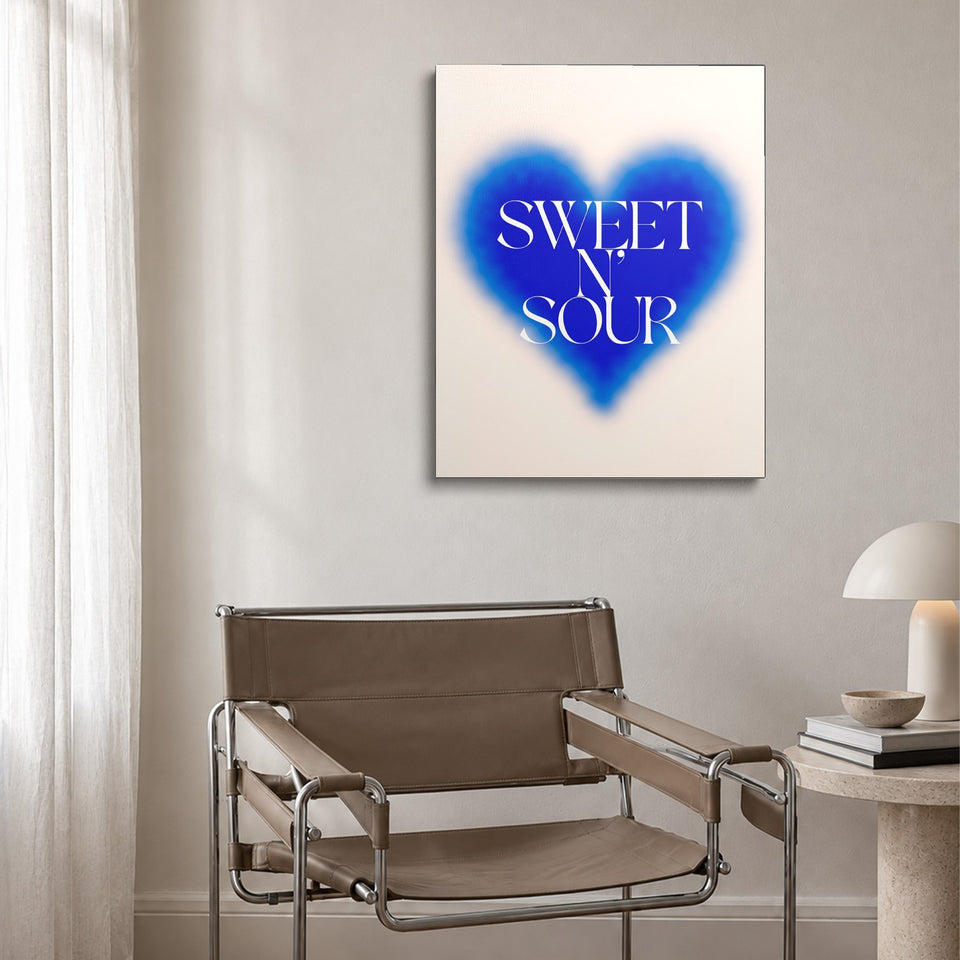 Toile Sweet N’ Sour accrochée au-dessus d’un fauteuil en cuir et acier