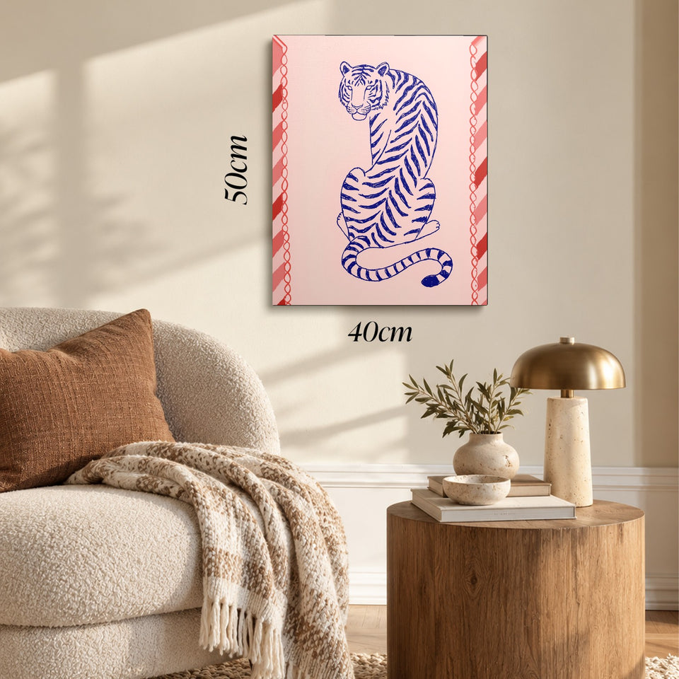Toile Tigre Bleu accrochée dans un salon au-dessus d’un canapé, avec ses cotes 40 × 50 cm