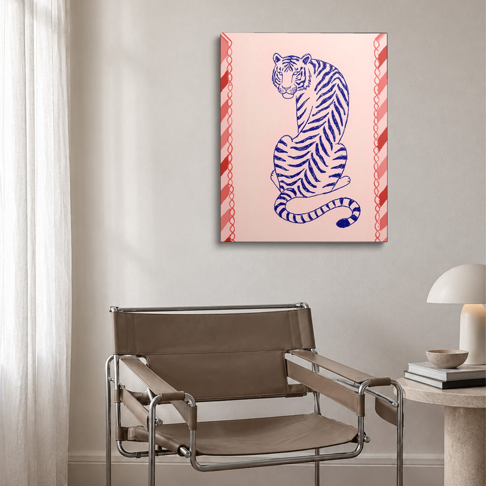 Toile Tigre Bleu accrochée au-dessus d’un fauteuil en cuir et acier