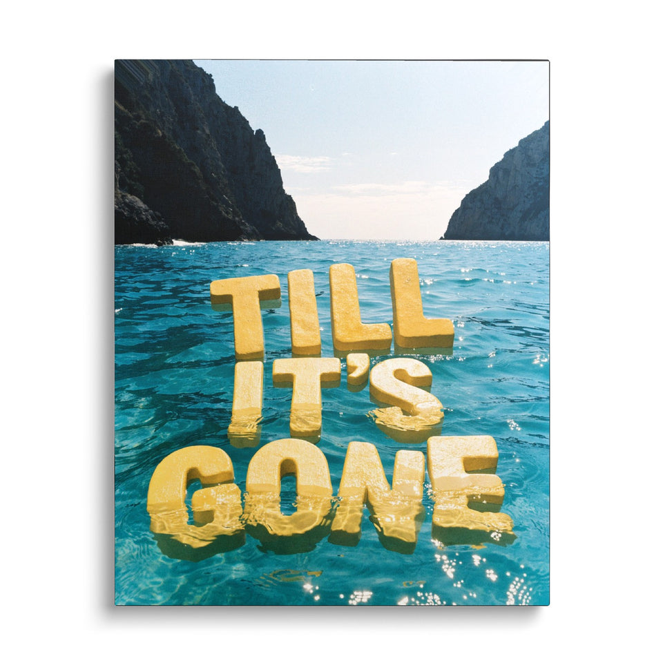 Toile Till It’s Gone vue de face sur fond blanc : lettres dorées en volume « Till it’s gone » flottant sur une mer turquoise entre deux falaises