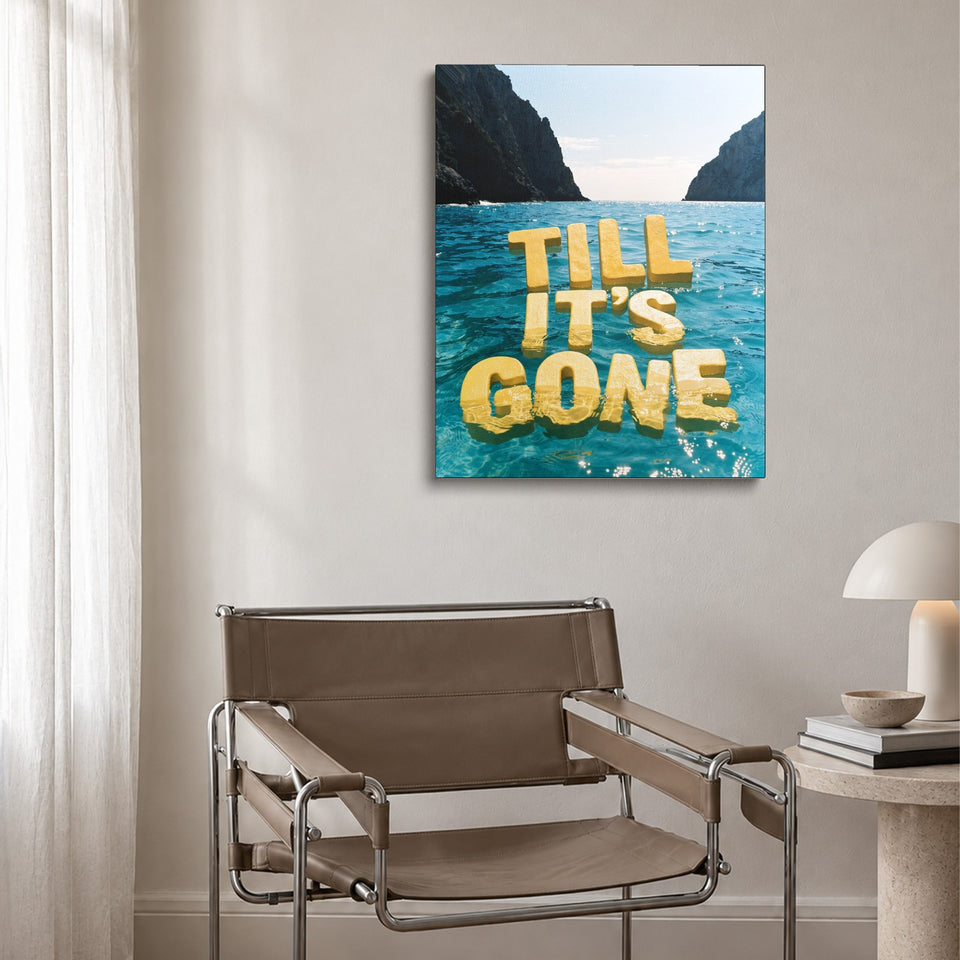 Toile Till It’s Gone accrochée au-dessus d’un fauteuil en cuir et acier