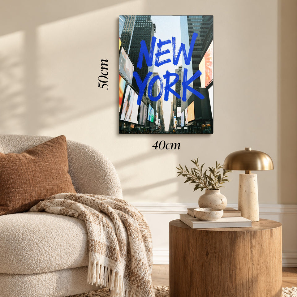 Toile Times Square accrochée dans un salon au-dessus d’un canapé, avec ses cotes 40 × 50 cm