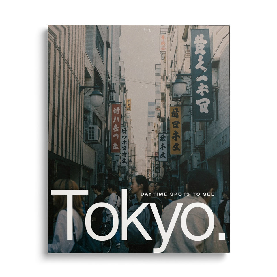 Toile Tokyo Street vue de face sur fond blanc : photographie d’une rue de Tokyo bordée d’enseignes verticales, passants au premier plan, avec « Tokyo. » en grandes lettres blanches
