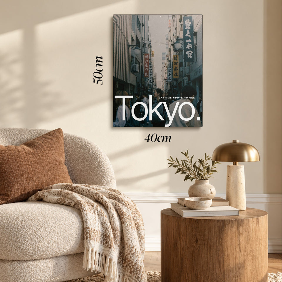 Toile Tokyo Street accrochée dans un salon au-dessus d’un canapé, avec ses cotes 40 × 50 cm