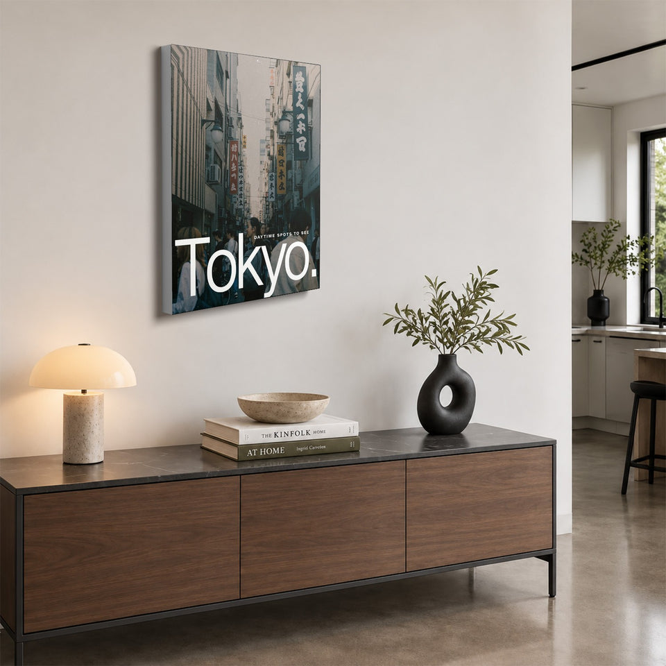Toile Tokyo Street accrochée au-dessus d’un buffet en noyer