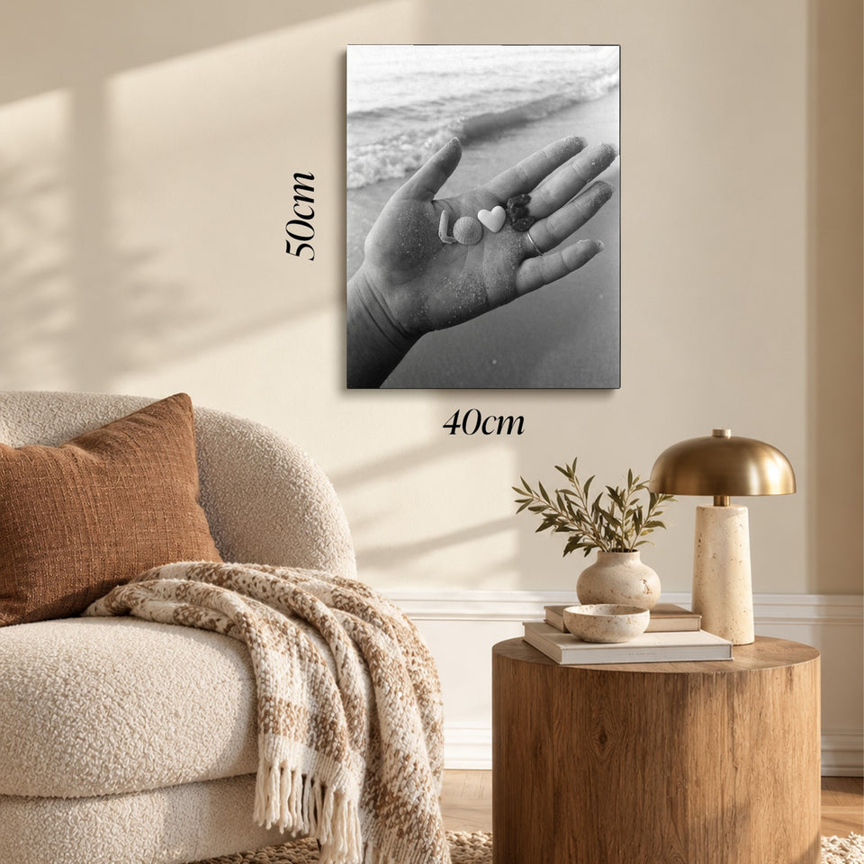 Toile Trésors de Plage accrochée dans un salon au-dessus d’un canapé, avec ses cotes 40 × 50 cm
