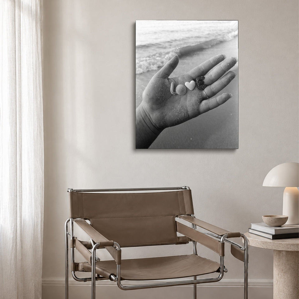 Toile Trésors de Plage accrochée au-dessus d’un fauteuil en cuir et acier