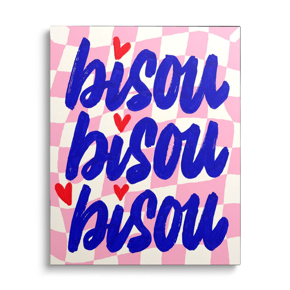 Toile Trois Bisous vue de face sur fond blanc : mot « bisou » écrit trois fois au pinceau bleu sur damier rose