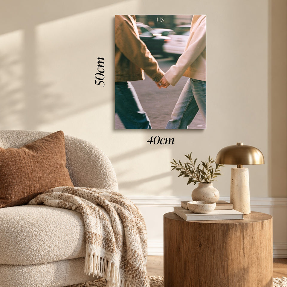 Toile Us accrochée dans un salon au-dessus d’un canapé, avec ses cotes 40 × 50 cm