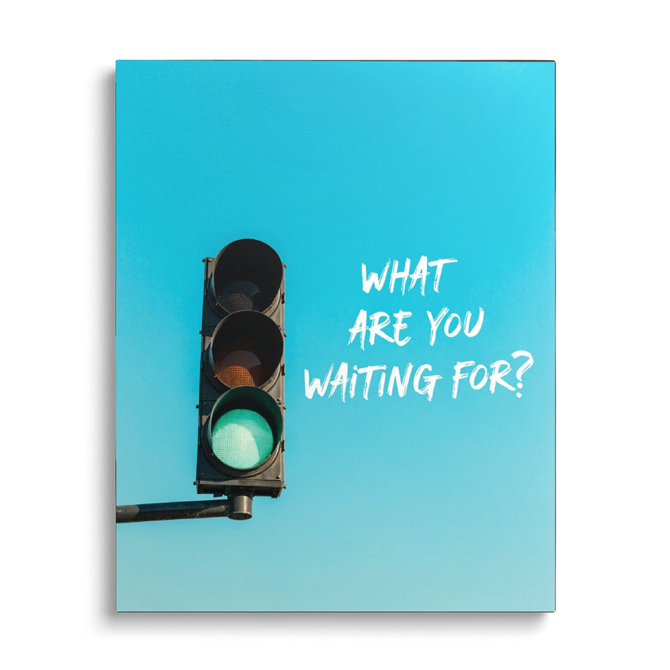 Toile Waiting For vue de face sur fond blanc : photographie d’un feu tricolore au vert sur ciel turquoise, avec la question « What are you waiting for? »