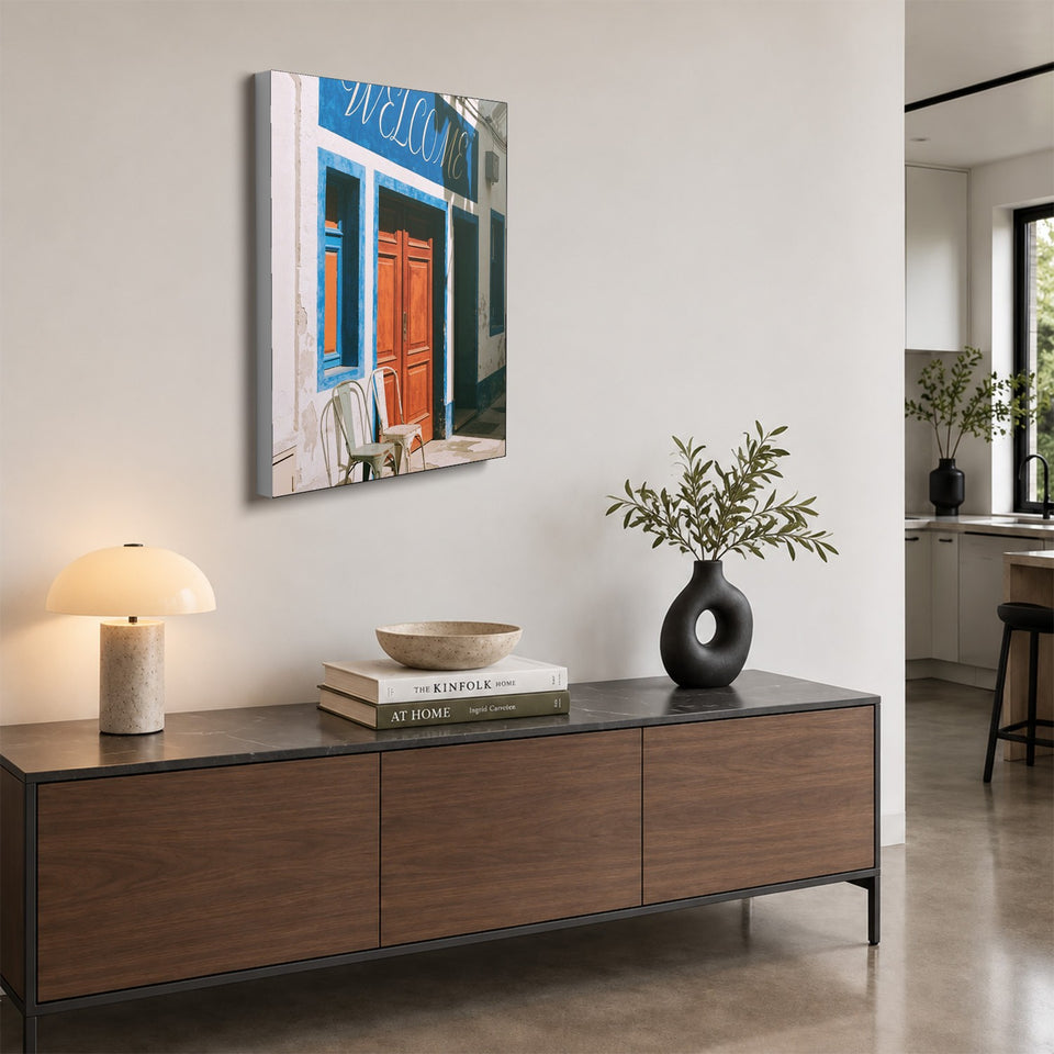 Toile Welcome accrochée au-dessus d’un buffet en noyer