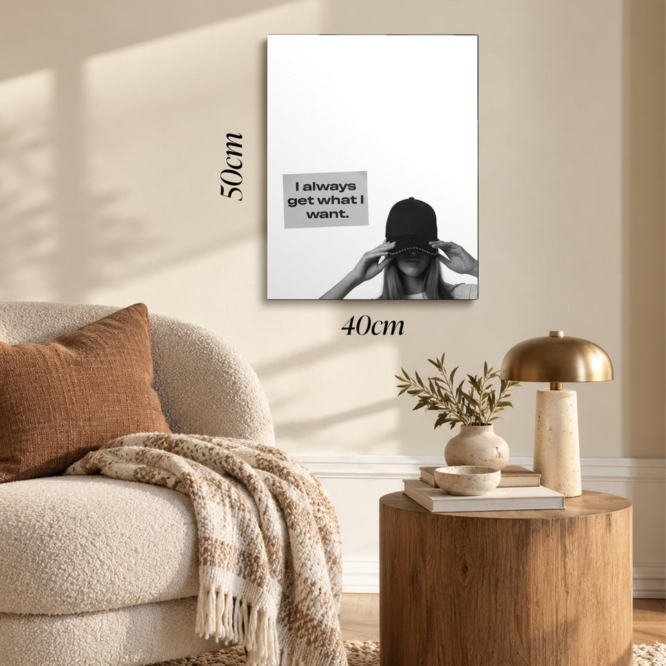 Toile What I Want accrochée dans un salon au-dessus d’un canapé, avec ses cotes 40 × 50 cm