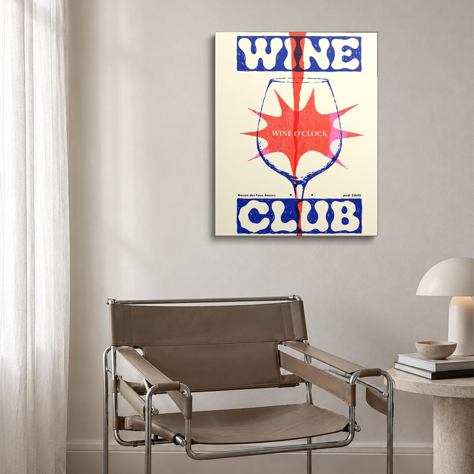 Toile Wine Club accrochée au-dessus d’un fauteuil en cuir et acier
