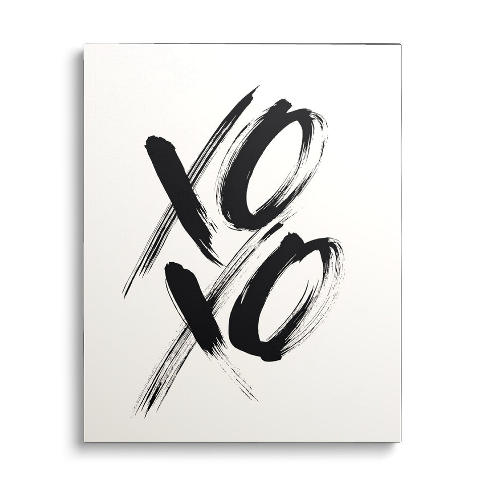 Toile XOXO vue de face sur fond blanc : lettres XOXO tracées au pinceau noir sur fond blanc