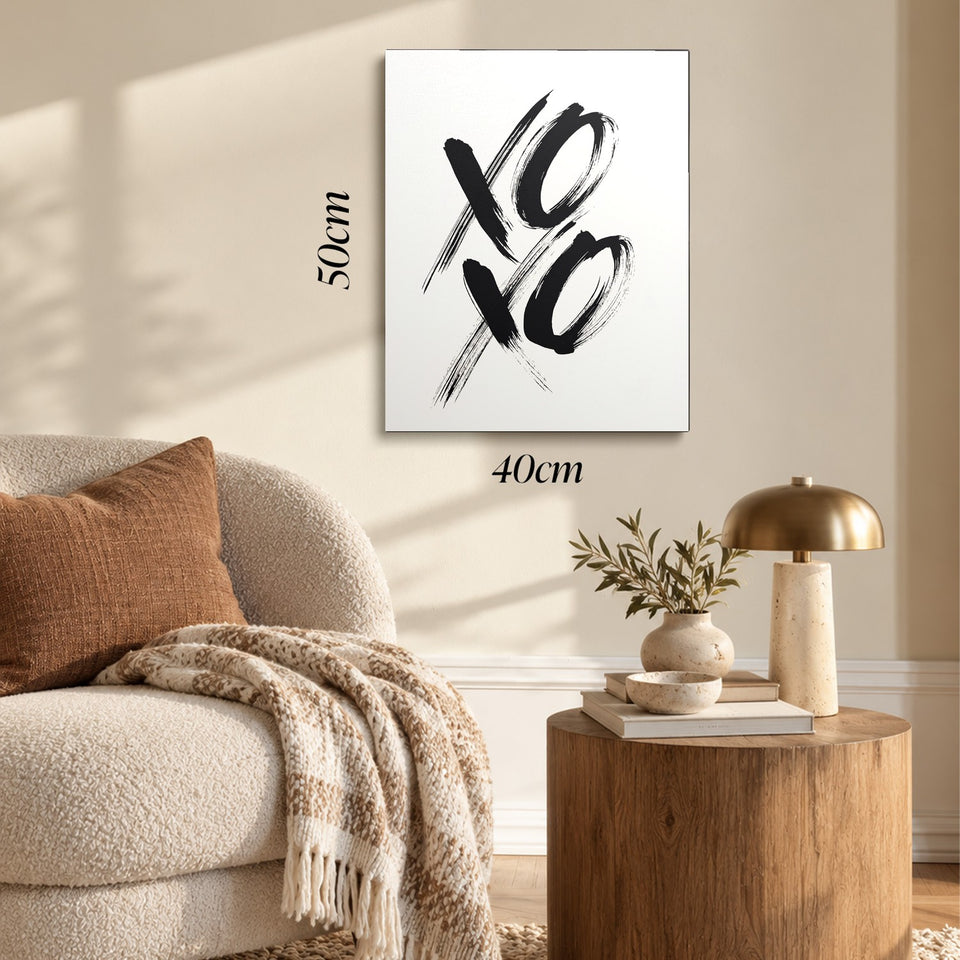 Toile XOXO accrochée dans un salon au-dessus d’un canapé, avec ses cotes 40 × 50 cm