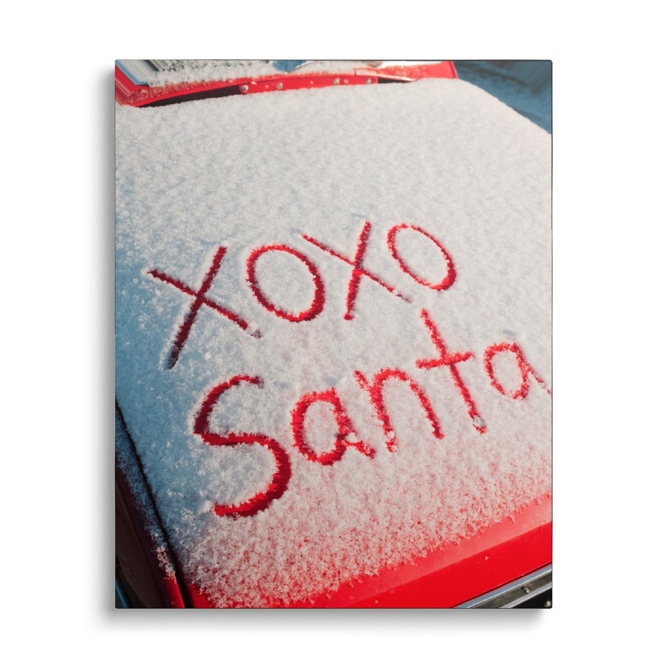 Toile XOXO Santa vue de face sur fond blanc : photographie d’un capot de voiture rouge enneigé où est tracé au doigt « XOXO Santa »