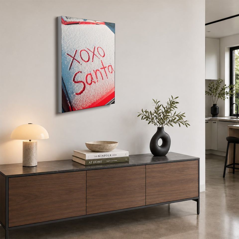 Toile XOXO Santa accrochée au-dessus d’un buffet en noyer