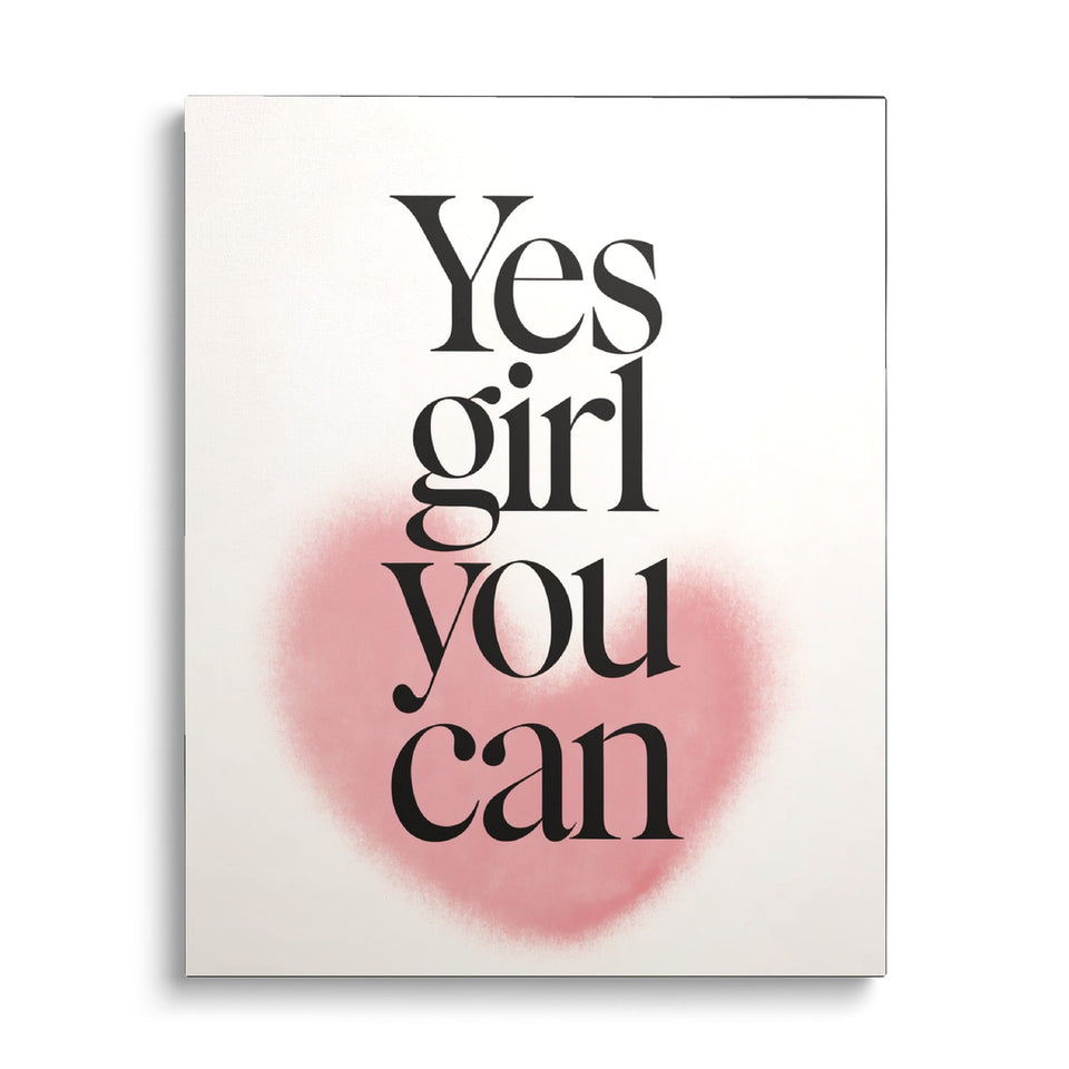 Toile Yes Girl You Can vue de face sur fond blanc : phrase « Yes girl you can » en grandes lettres noires à empattements sur un cœur rose aux contours flous