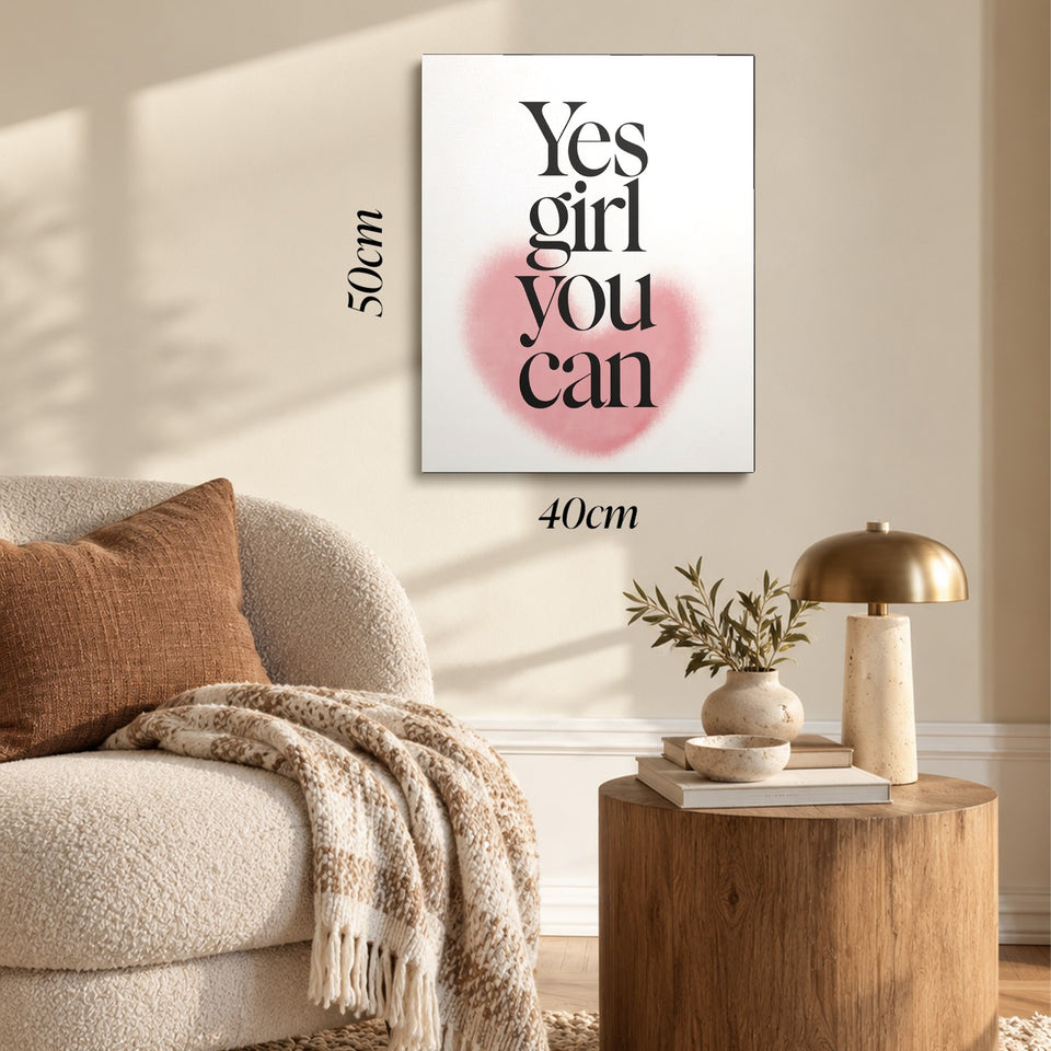 Toile Yes Girl You Can accrochée dans un salon au-dessus d’un canapé, avec ses cotes 40 × 50 cm
