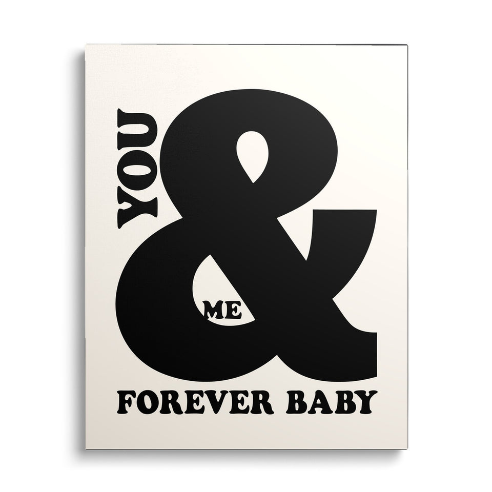 Toile You & Me vue de face sur fond blanc : esperluette noire géante avec les mots « You », « Me » et « Forever baby » sur fond crème