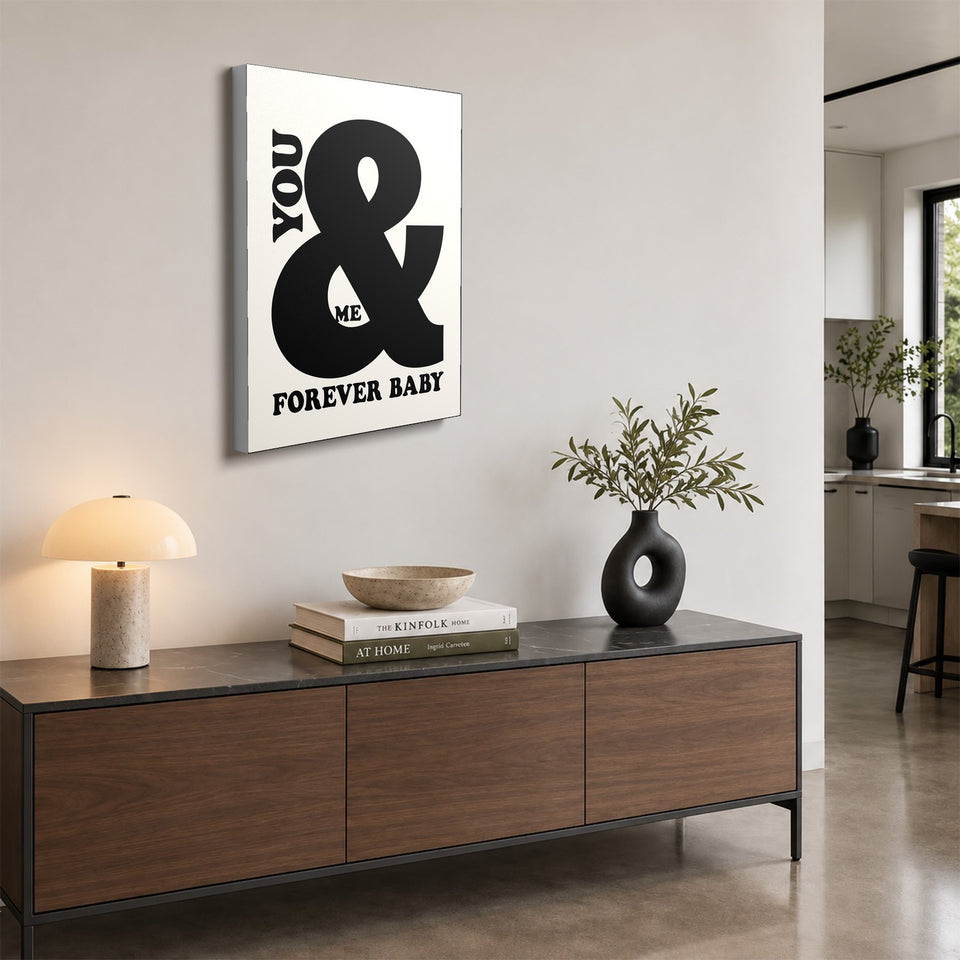 Toile You & Me accrochée au-dessus d’un buffet en noyer