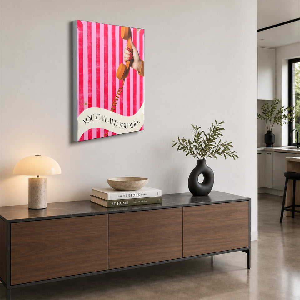 Toile You Can and You Will accrochée au-dessus d’un buffet en noyer